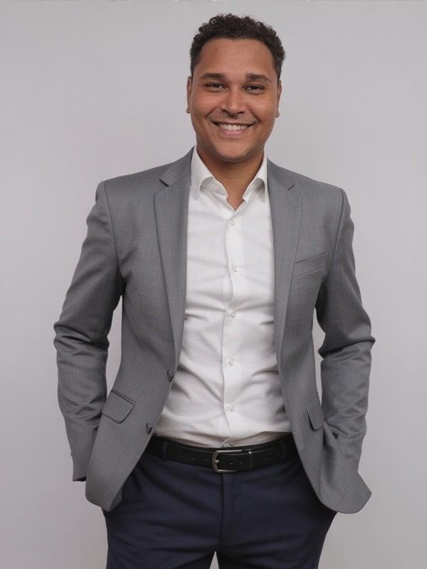 Retrato de Pablo Barreto, de terno cinza, sorrindo