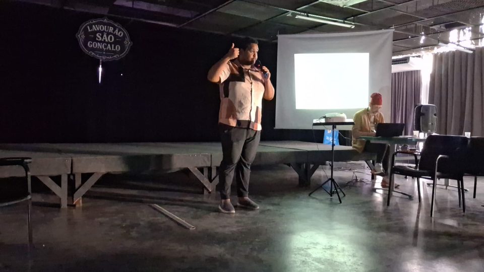 Pablo palestrando para um grupo